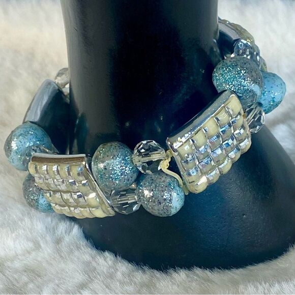 NWT Elegant Blue Silver Beaded Bracelet Handcrafted Jewelry One Size Fits Most - Picture 1 of 3